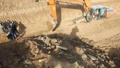 江西铁路施工,挖掘机怎么挖也挖不动,炸药一炸才发现有地下建筑