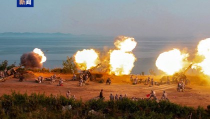 金正恩观摩朝鲜人民军大联合部队炮兵部队火炮射击比赛