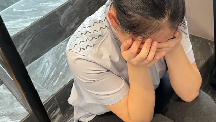 瑞幸女店员被上一个顾客骂哭，又被下一个客人送草莓安慰，“她绷不住，激动哭了”