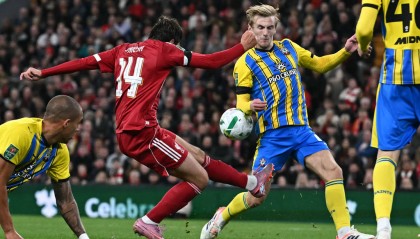 联赛杯-伊萨克首球埃基蒂克绝杀+染红 利物浦2-1晋级