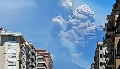 意大利火山喷发 火山灰柱高达5千米
