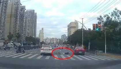 上海杨浦一人骑共享单车闯红灯被撞倒，行车记录仪拍下全程