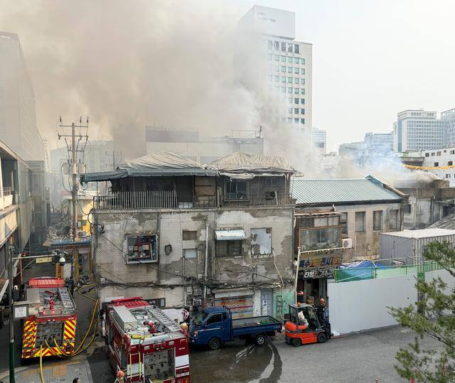 韩国首尔市中心发生火灾 伤亡损失不明