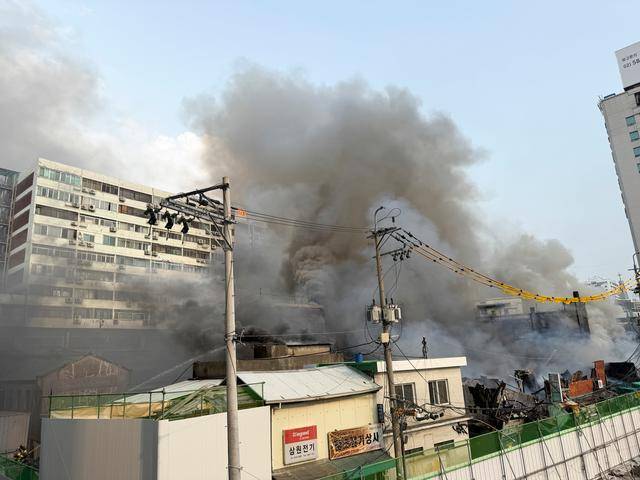 韩国首尔市中心发生火灾 伤亡损失不明