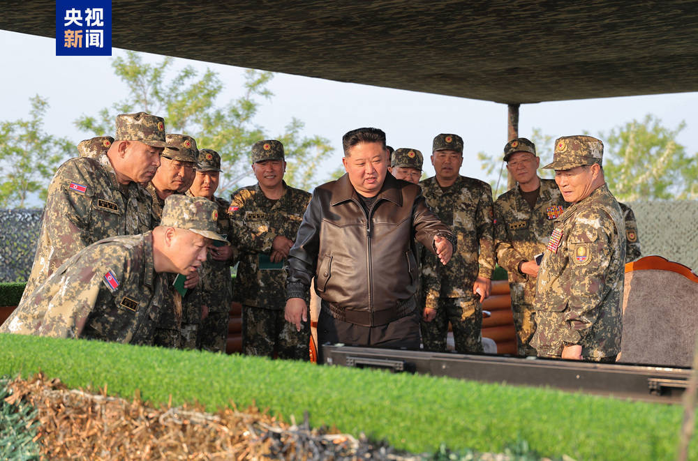 金正恩观摩朝鲜人民军大联合部队炮兵部队火炮射击比赛