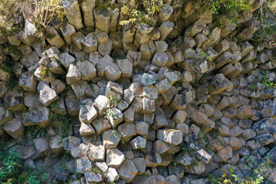 走进4万年前的“火山秘境”——腾冲神柱谷