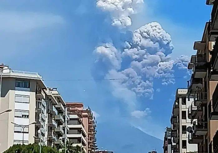 意大利火山喷发 火山灰柱高达5千米