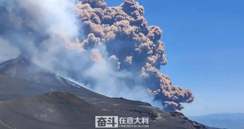 意大利埃特纳火山剧烈喷发 火山灰高达数千米
