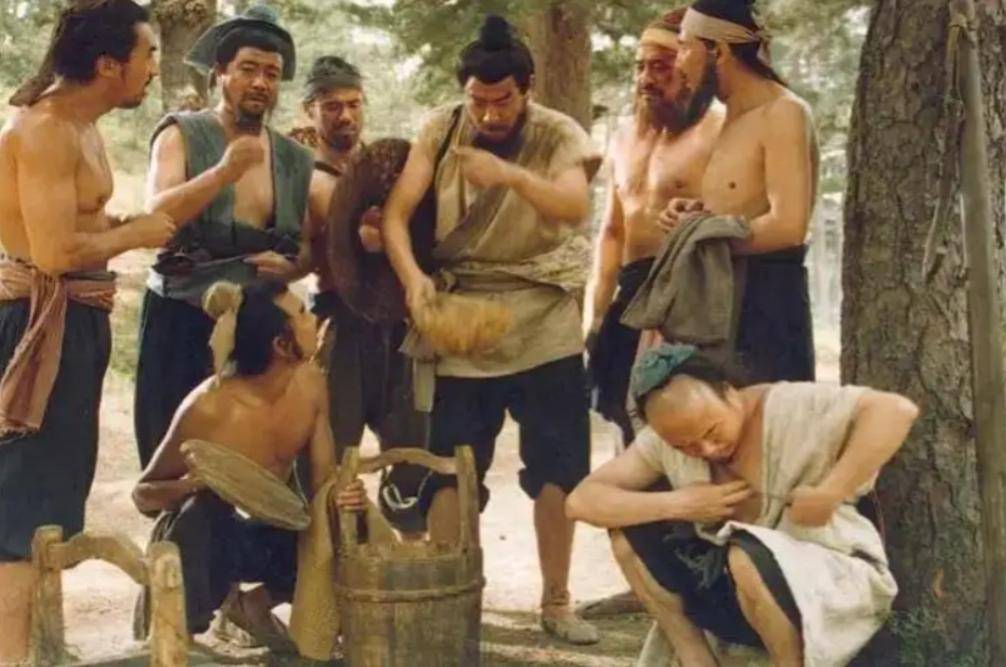 水浒中，杨志弄丢10万贯生辰纲，换成现在的人民币，等于多少钱？