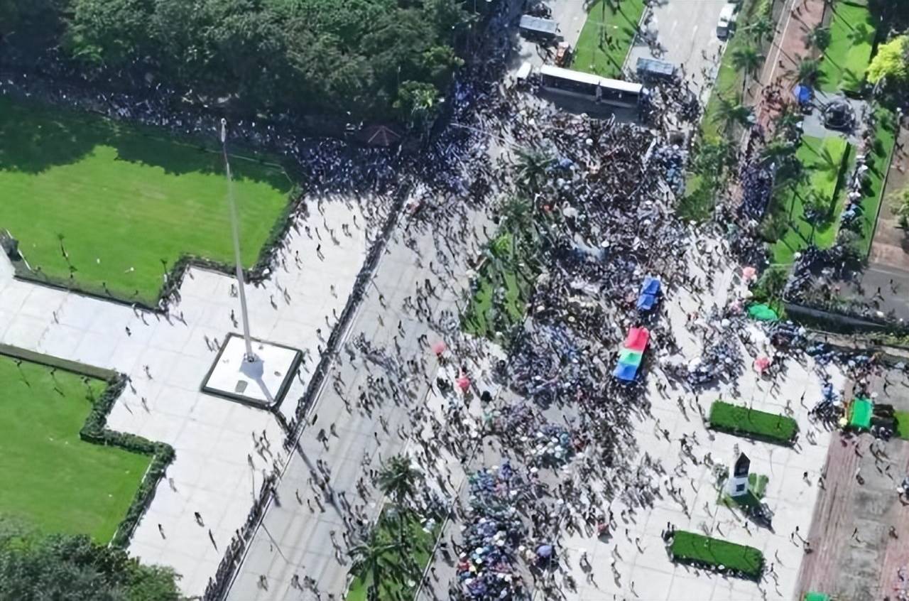 菲律宾陷入暴乱，马科斯神秘失踪，民众高呼马科斯下台，让老杜女儿当总统！