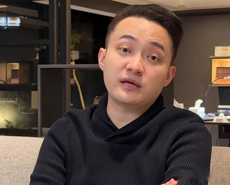 孙宇晨到底有多少钱？据彭博报道，孙拥有1.7万枚比特币，当年孙花4500万元买一根香蕉，现在想想是不是合理了