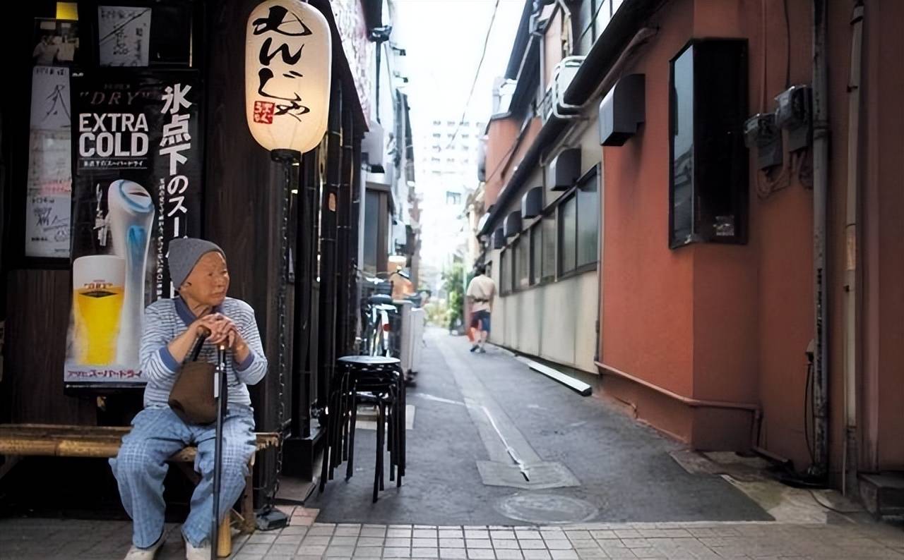 生育寒潮！中国生育率跌破底线，会走上韩式人口灾难不归路吗？