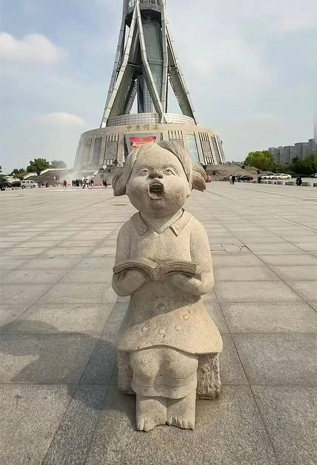 河南郑州中原福塔广场一雕塑被指画风诡异令人不适,回应:已知悉,或不美观,无敏感问题