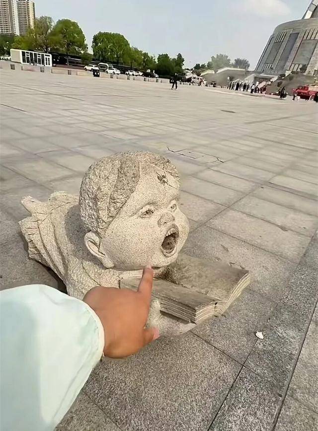 河南郑州中原福塔广场一雕塑被指画风诡异令人不适,回应:已知悉,或不美观,无敏感问题