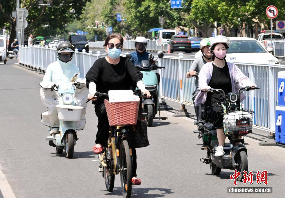 河北石家庄遇高温天气 最高气温达39℃
