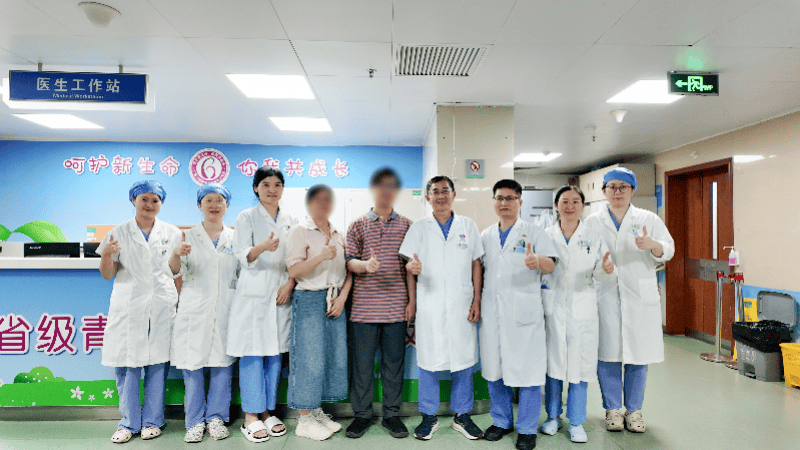 广州865克超早产儿18岁了，被海外大学录取，回医院报喜