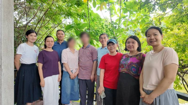 广州865克超早产儿18岁了，被海外大学录取，回医院报喜