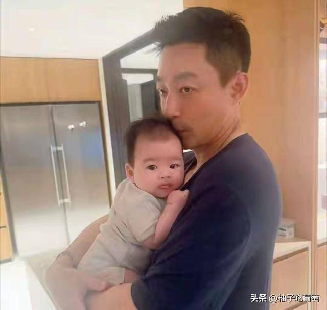 不再晒玥儿！汪宝儿百日宴扎堆海外亲戚，张兰悄悄改换立场！